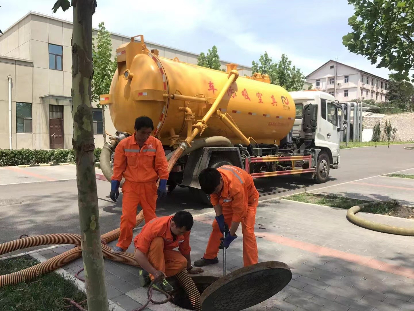 多宝镇化粪池清理与5-8吨吸粪车施工效率分析